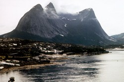 Felsen am Fjord nahe der Kjerringstraumen Brcke