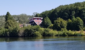 Wallonie 2026, Bostalsee, Haus auf dem Kopf