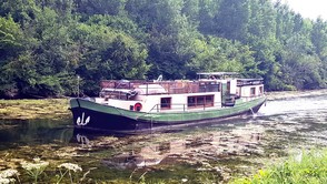 Wallonie 2026, Hausboot auf dem Canal des Ardennes
