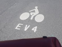 Wallonie 2026, Markierung des Eurov�lo 4 auf der Fahrbahn