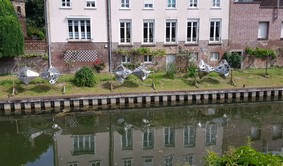 Wallonie 2026, La Somme canalis�e, seltsame Skulptur bei Corbie