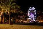 Le Lavandou, Riesenrad und Palmen bei Nacht