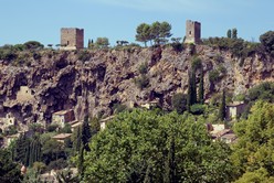 Cotignac, Felsenhäuser und Ruinen