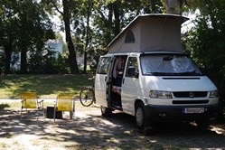 VW-Bus auf dem Campingplatz von Avignon